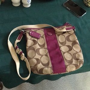 COACH CROSSBODY SIGNATURE C WITH MAGENTA TRIM